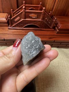新疆和田玉青花戈壁料原石,48.3克,带天然的风化纹理,油润性十足,打灯